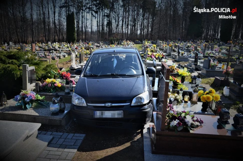 Mężczyzna wjechał samochodem na cmentarz