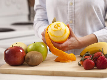 Osiem owoców, których skórki możesz wykorzystać do zrobienia odżywki do roślin