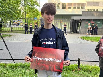 Oskar Szafarowicz podczas manifestacji pod ambasadą Niemiec