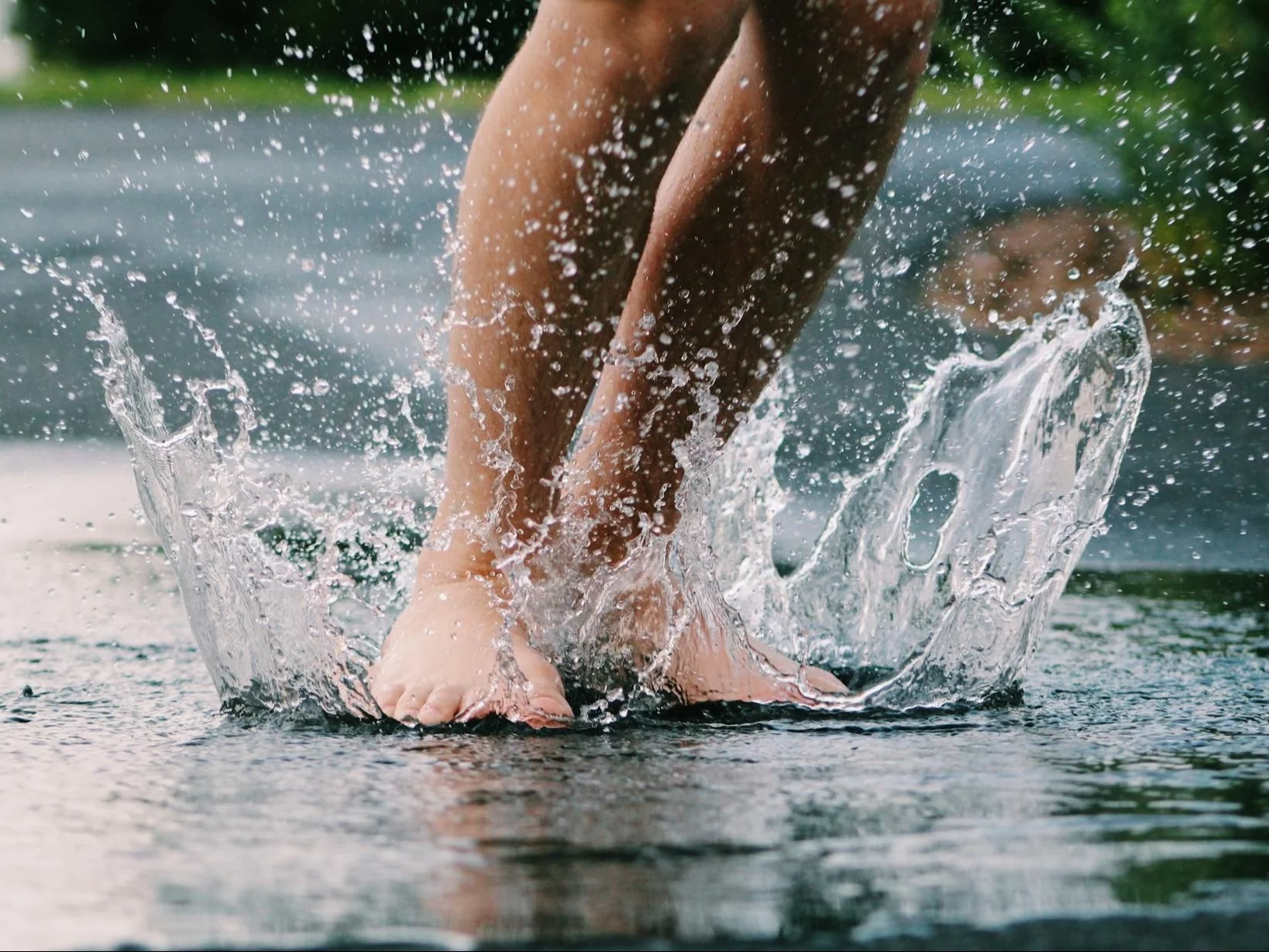 Dziecko skaczące w kałuży, zdjęcie ilustracyjne