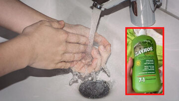 Osoba myjąca rękę i mydło „Dacznoje”