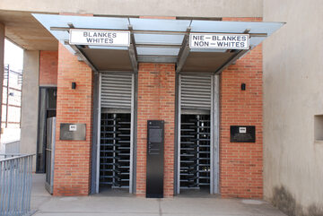 Osobne wejścia dla czarnych i białych w Muzeum Apartheidu