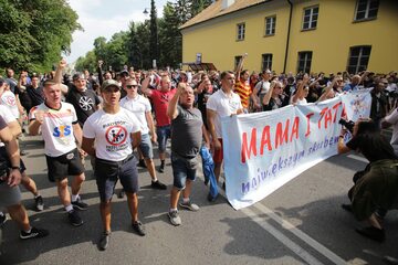 Osoby blokujące Marsz Równości w Białymstoku
