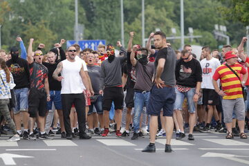 Osoby w koszulkach Jagiellonii blokujące Marsz Równości w Białymstoku