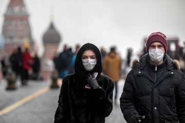 Osoby w maseczkach na Placu Czerwonym w Moskwie