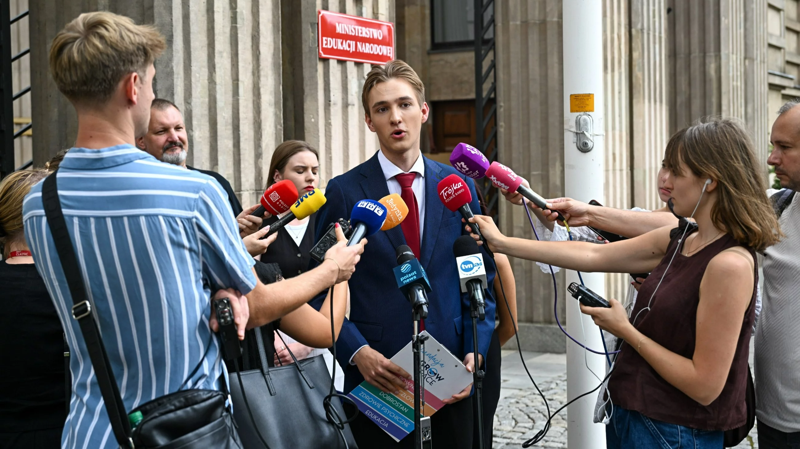 Ostra krytyka Nowackiej i MEN. „Tam też jest niezły bajzel”
