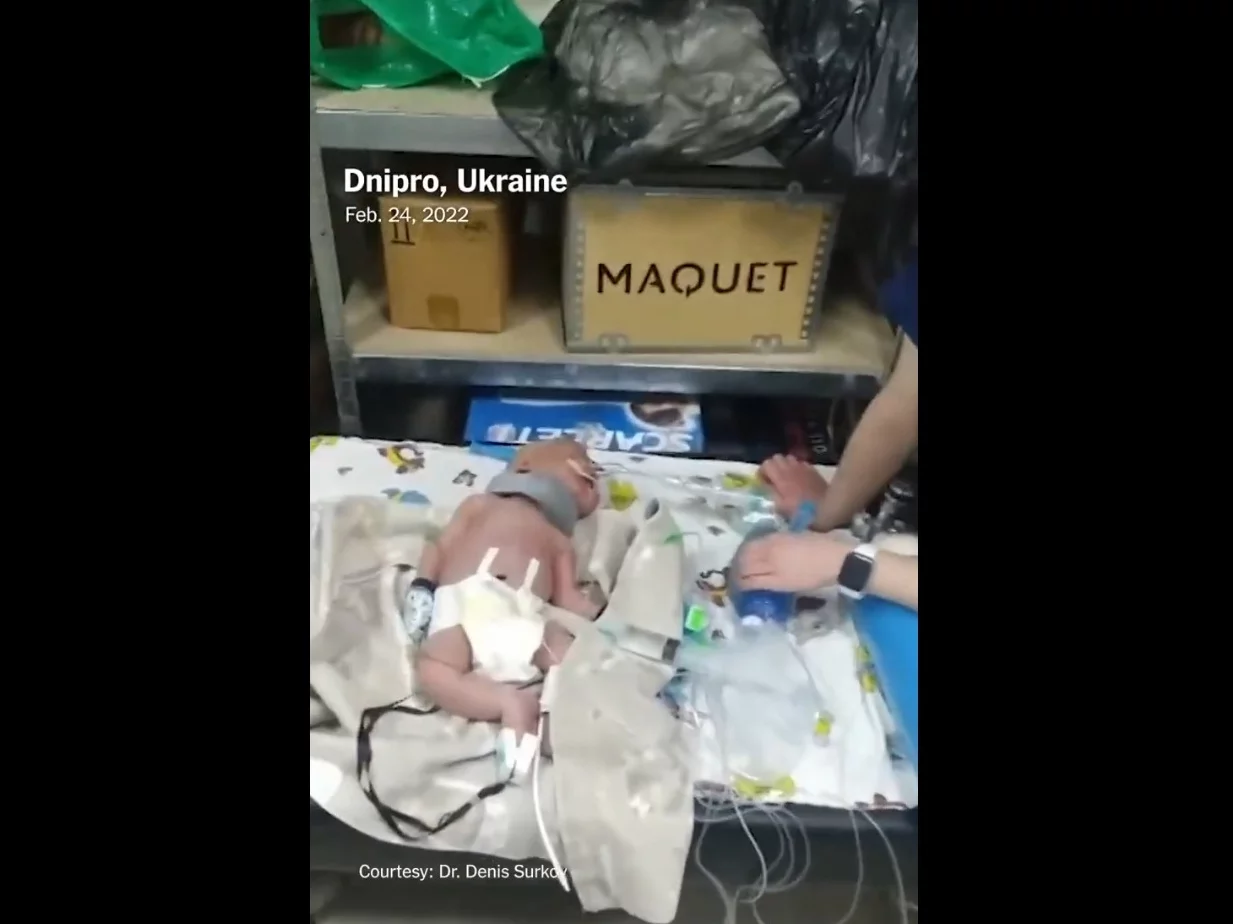 Noworodek przeniesiony do schronu w Dnieprze