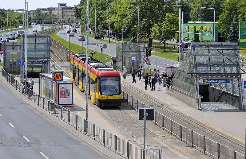 Tramwaj niedaleko Dworca Gdańskiego