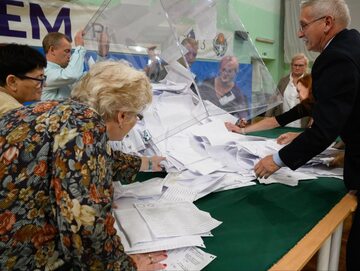 Otwarcie urny wyborczej w Obwodowej Komisji Wyborczej nr 2 w Poznaniu