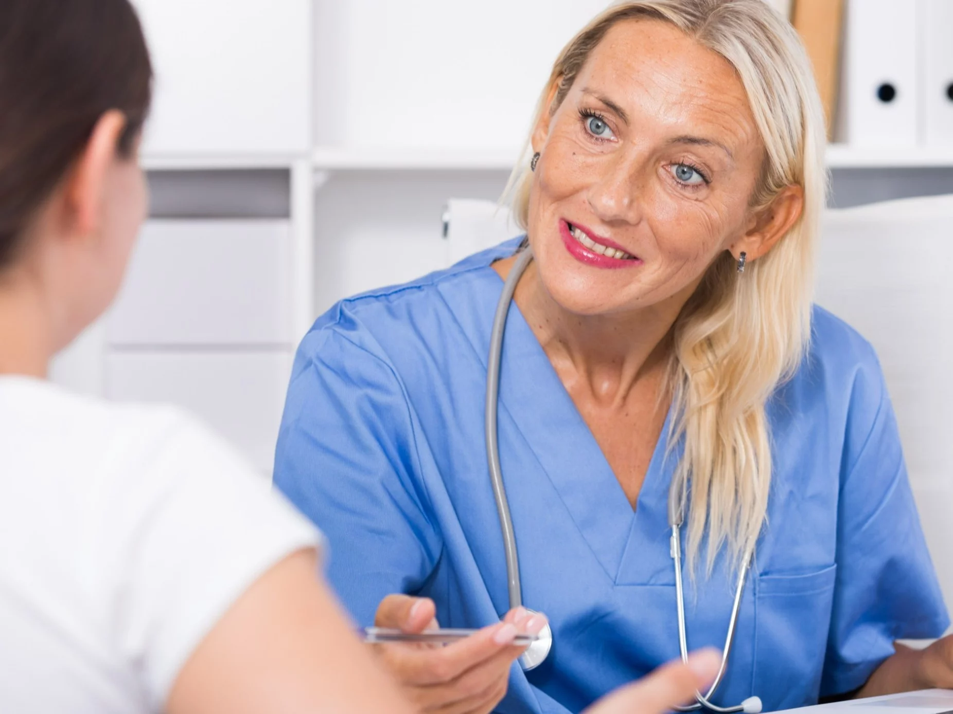 Lekarz rozmawiający z pacjentem