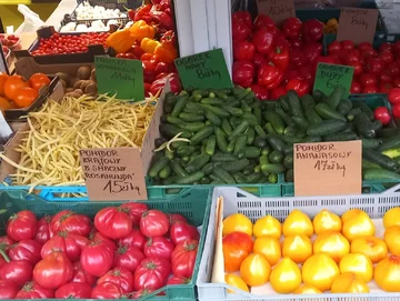 Owoce i warzywa na lokalnym bazarze