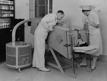 Pacjent chory na polio w „żelaznym płucu”, marzec 1940 r.