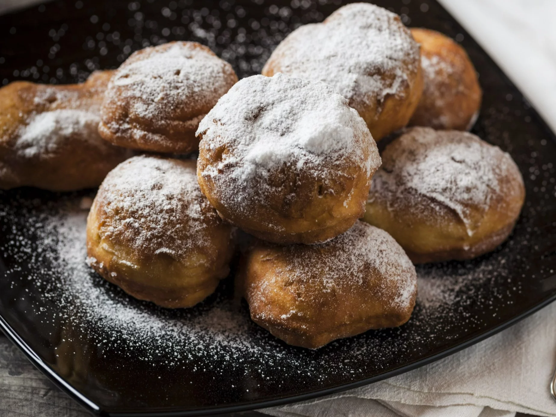 Pączki posypane cukrem pudrem