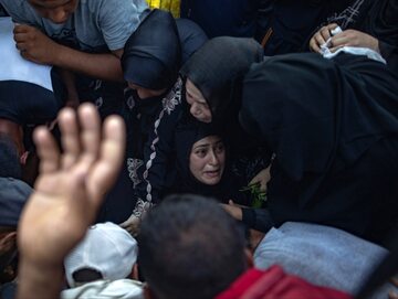 Palestyńczycy opłakują ciała swoich bliskich, którzy zginęli w wyniku izraelskiego