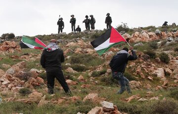 Palestyńczycy protestujący przy granicy z Izraelem
