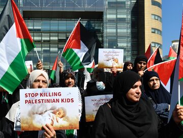 Palestyńscy protestujący przed siedzibą Komisji Gospodarczo-Społecznej ONZ ds. Azji Zachodniej (UN-ESCWA) w Bejrucie w Libanie