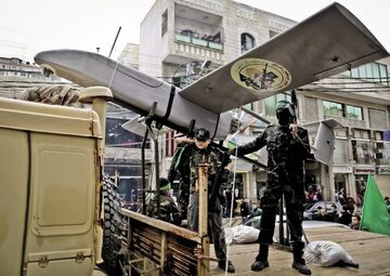 Palestyński dron  Hamas prezentuje  w Gazie,  w czasie parady, swoje siły powietrzne