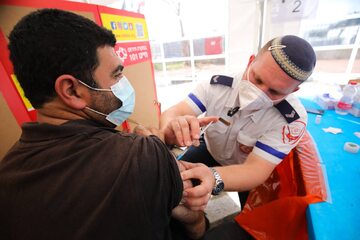 Palestyński robotnik podczas szczepienia w ośrodku w Jerozolimie