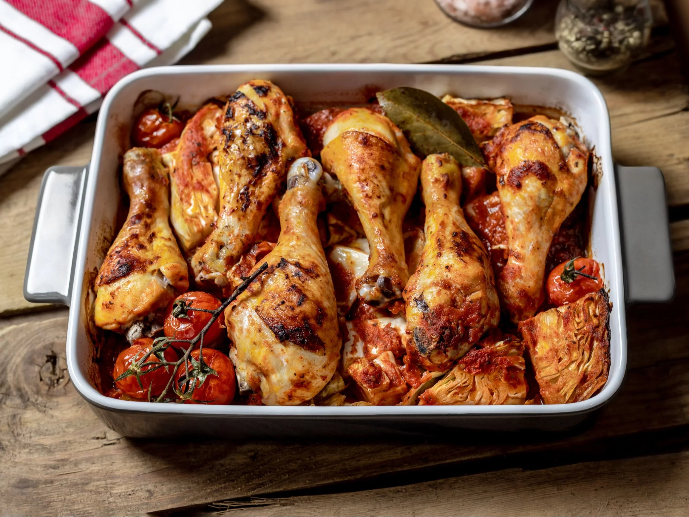 Pałki z kurczaka pieczone na kapuście