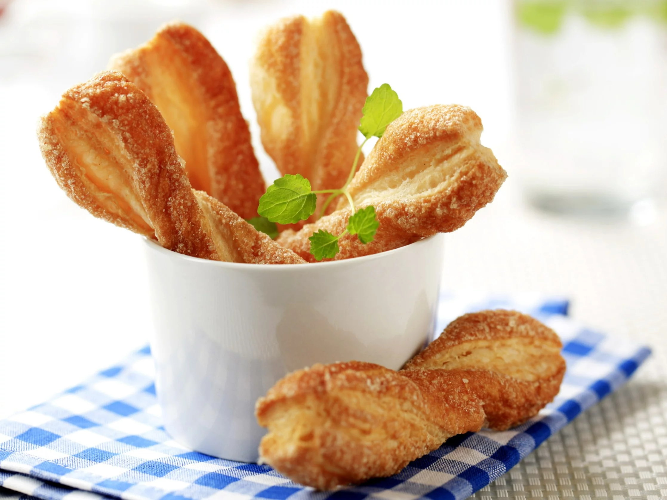 Paluchy z ciasta francuskiego z cukre