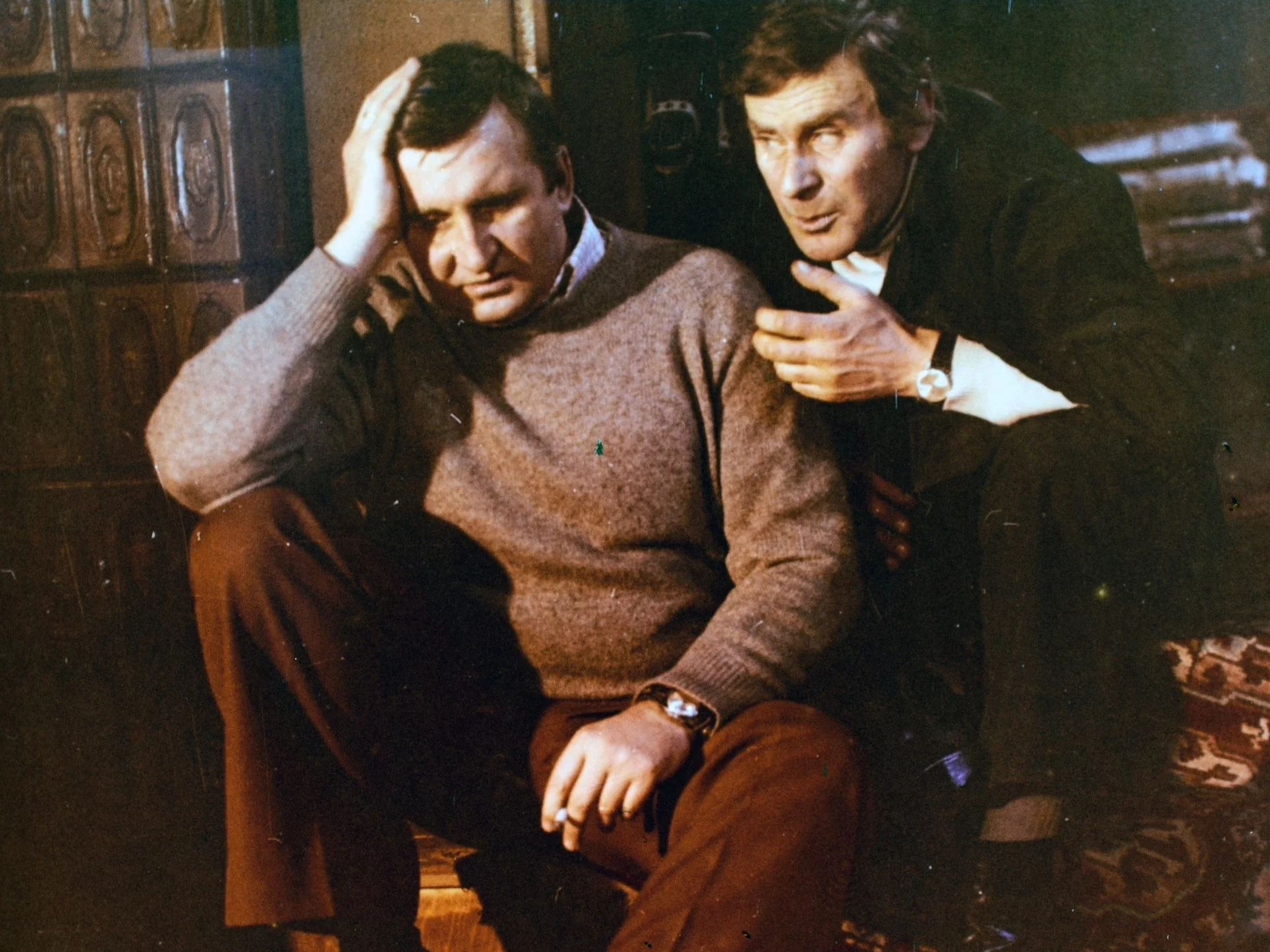 1976. Kadr z filmu „Brunet wieczorową porą” w reżyserii Stanisława Barei, n/z od lewej Krzysztof Kowalewski, Wiesław Gołas