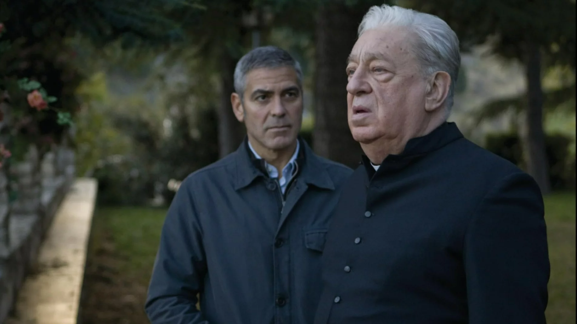 Kadr z filmu „Amerykanin”. Paolo Bonacelli i George Clooney
