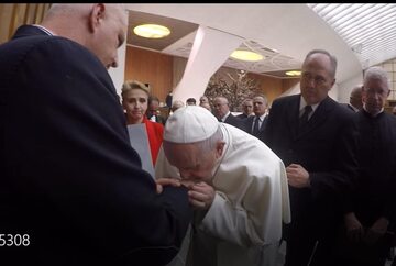 Papież całuje dłoń Marka Lisińskiego