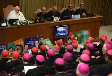 Papież Franciszek, kardynałowie i biskupi podczas synodu