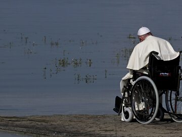 Papież Franciszek modli się nad Jeziorem Świętej Anny