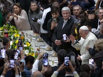 Papież Franciszek na obiedzie z okazji Światowego Dnia Ubogich