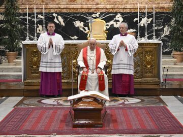 Papież Franciszek na pogrzebie kard. George'a Pella