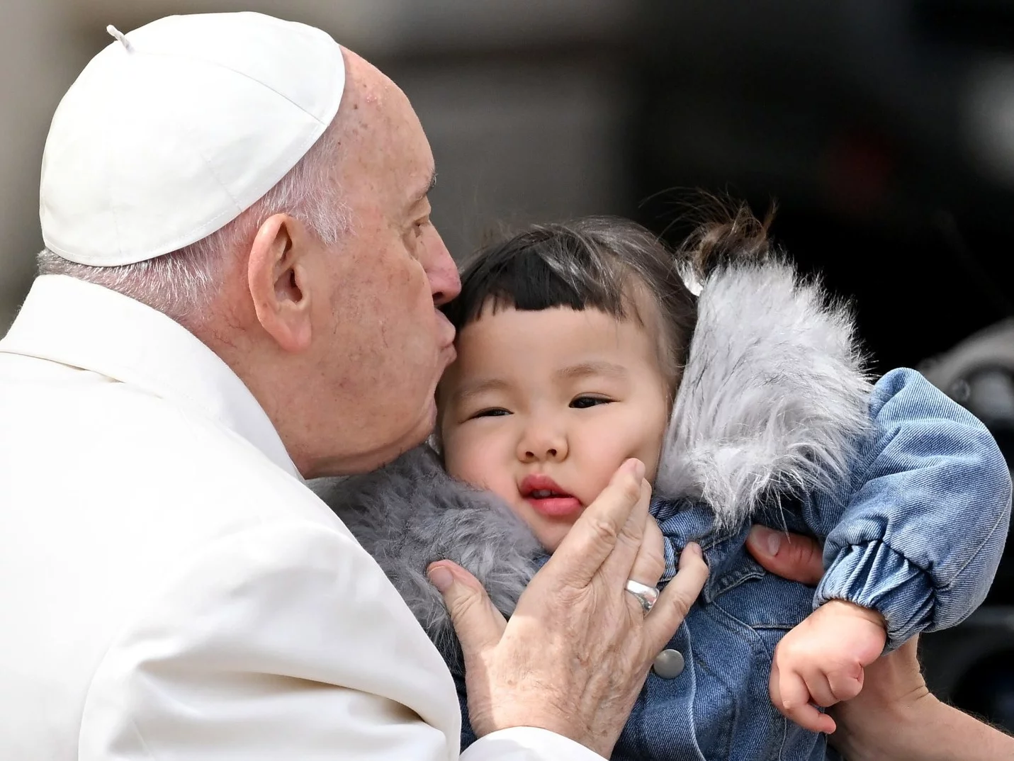 Papież Franciszek całujący dziecko na koniec audiencji, zdjęcie ilustracyjne