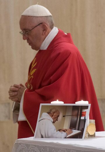 Papież Franciszek odprawia mszę w intencji ojca Jacquesa Hamela
