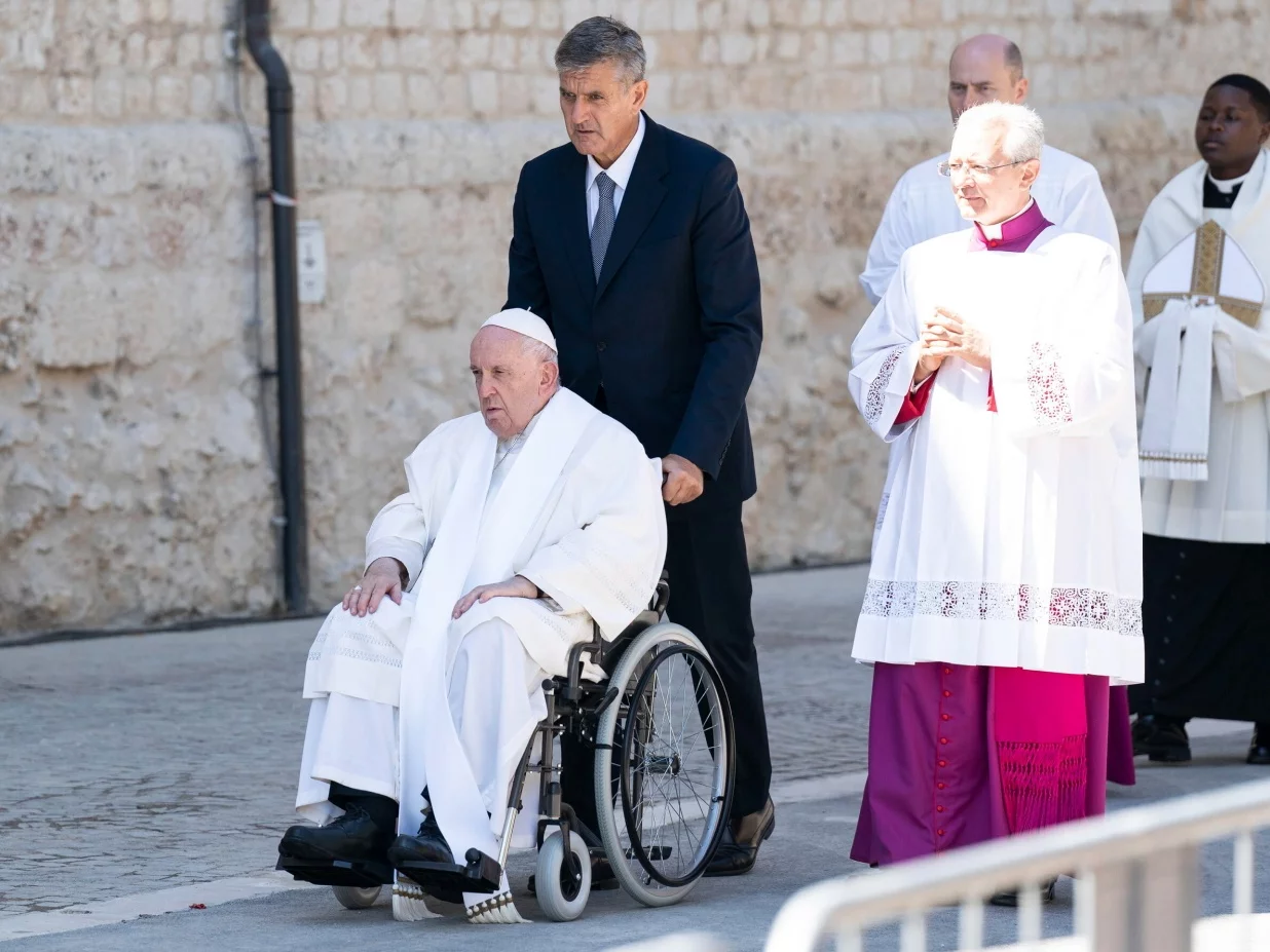 Papież Franciszek w mieście L’Aquila