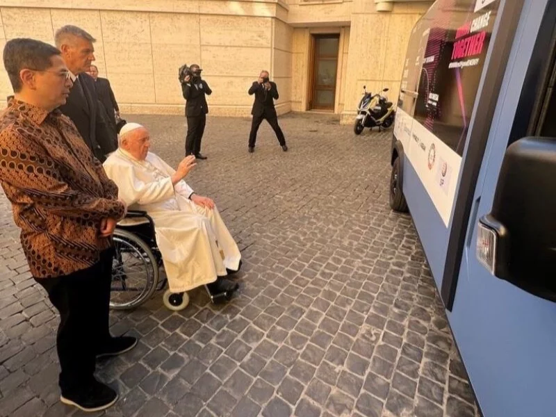 Papież Franciszek błogosławi polskiego elektryka