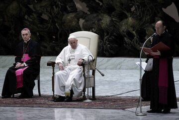 Papież Franciszek podczas konferencji w Watykanie