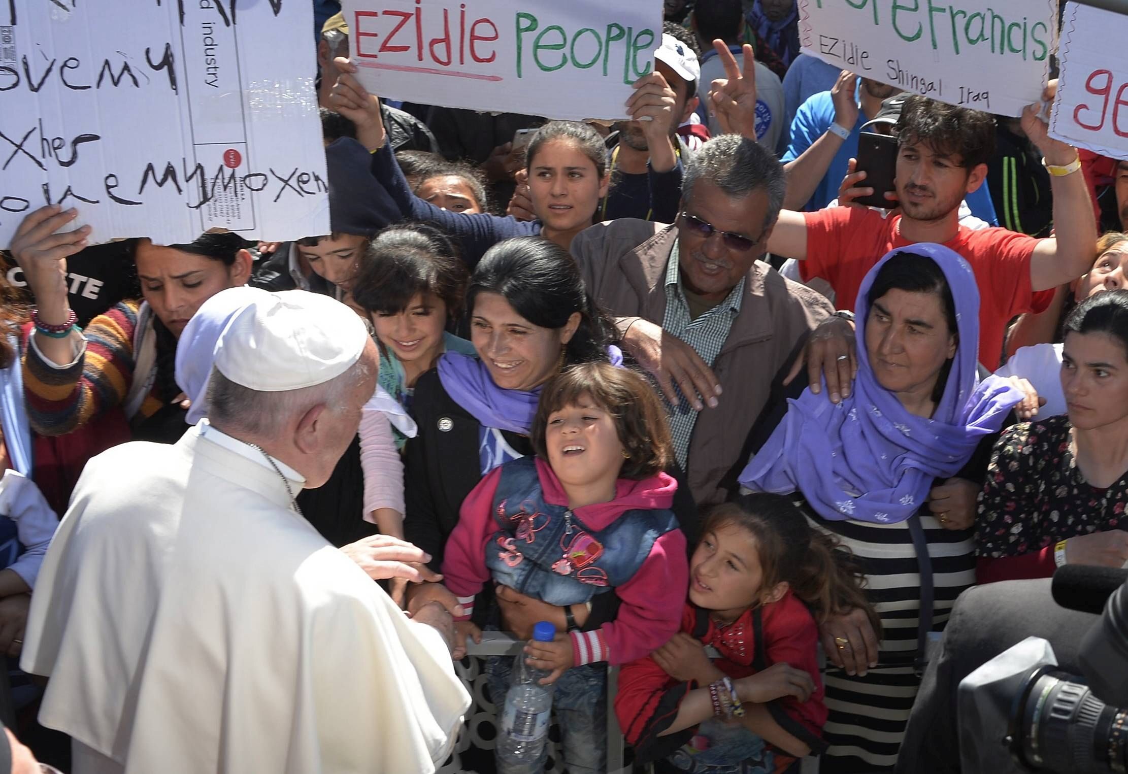 Papież Franciszek podczas wizyty w obozie dla uchodźców na Lesbos