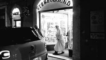 Papież Franciszek przy wyjściu ze sklepu muzycznego „Stereosound”