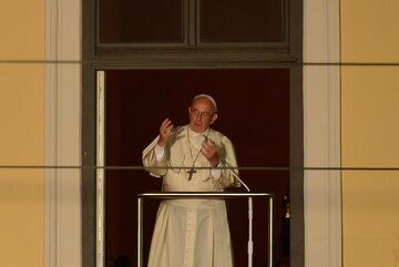 Papież Franciszek w oknie przy Franciszkańskiej 3