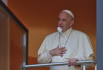 Papież Franciszek w oknie przy Franciszkańskiej