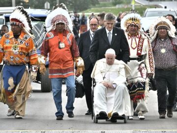 Papież Franciszek w otoczeniu przedstawicieli społeczności rdzennych mieszkańców Kanady.