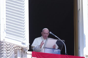Papież Franciszek w trakcie modlitwy Anioł Pański