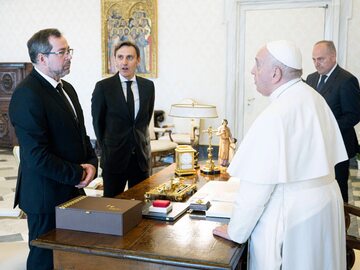 Papież Franciszek w trakcie rozmowy z ambasadorem Ukrainy