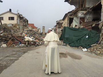 Papież Franciszek wśród riun budynków zniszczonych przez trzęsienie ziemi w Amatrice