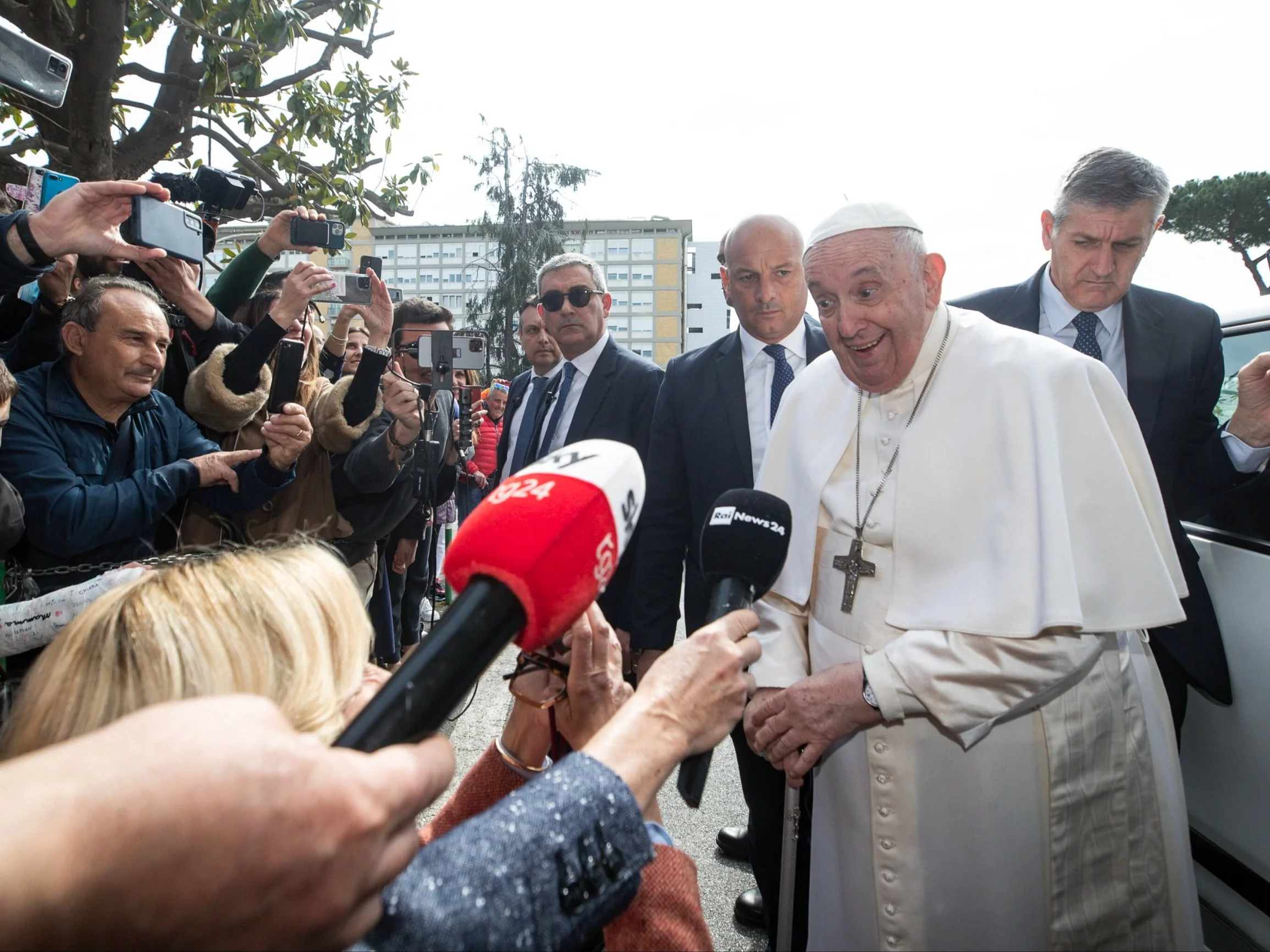 Papież Franciszek w świetnym nastroju wyszedł ze szpitala