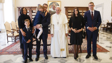 Papież Franciszek z Mateuszem Morawieckim i jego rodziną