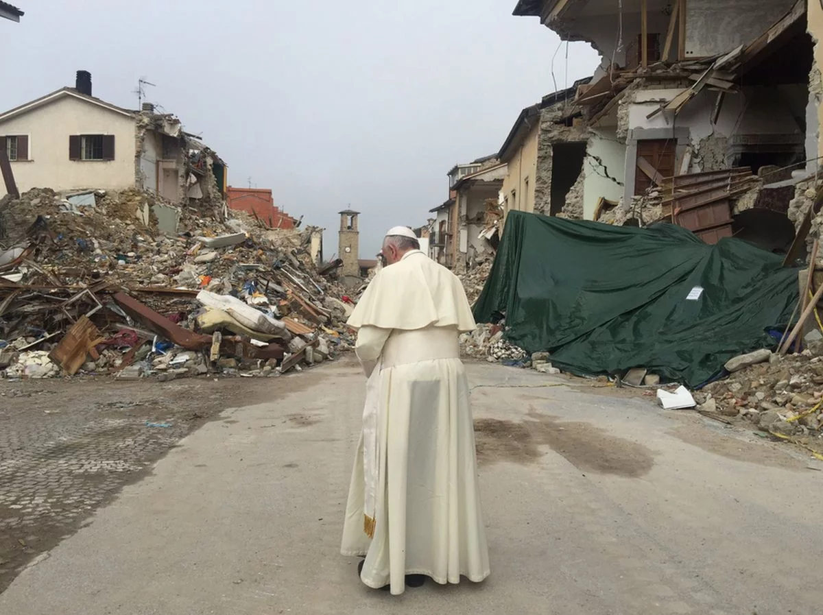 Papież Franciszek wśród riun budynków zniszczonych przez trzęsienie ziemi w Amatrice