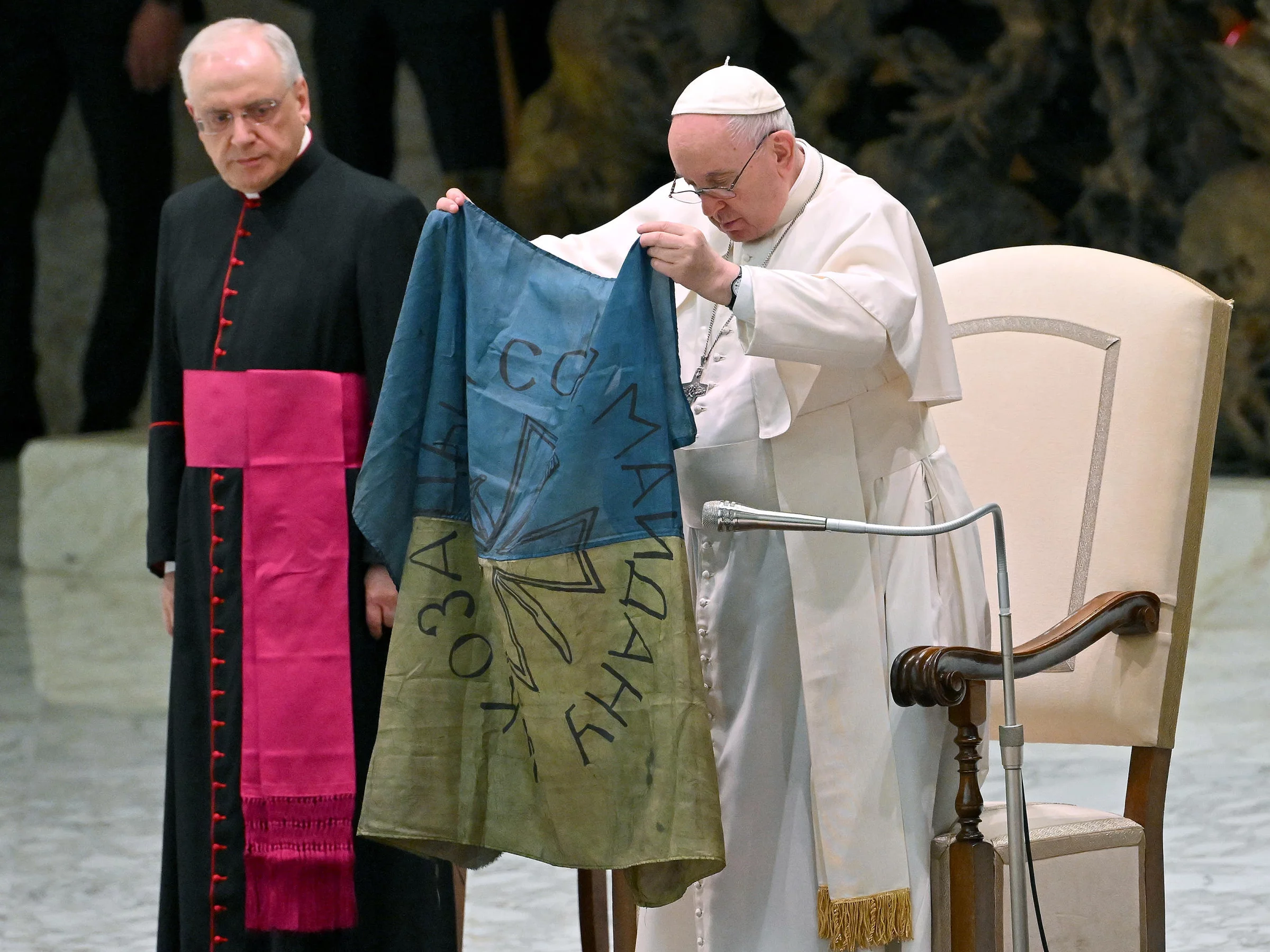 Papież Franciszek i flaga Ukrainy z Buczy