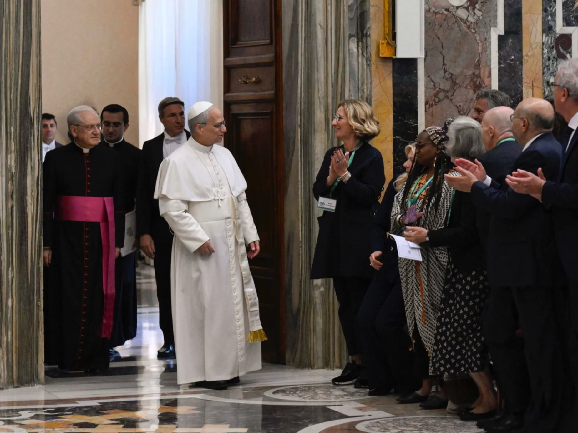 Papież Leon XIV podczas audiencji w Watykanie