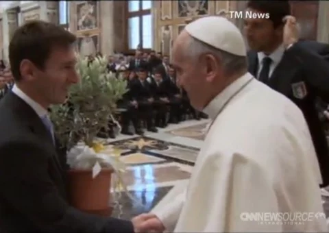 Podczas spotkania papież Franciszek otrzymał z rąk kapitanów obu drużyn Leo Messiego i Gianluigi Buffona drzewko oliwne symbolizujące pokój (fot. CNN Newsource/x-news)